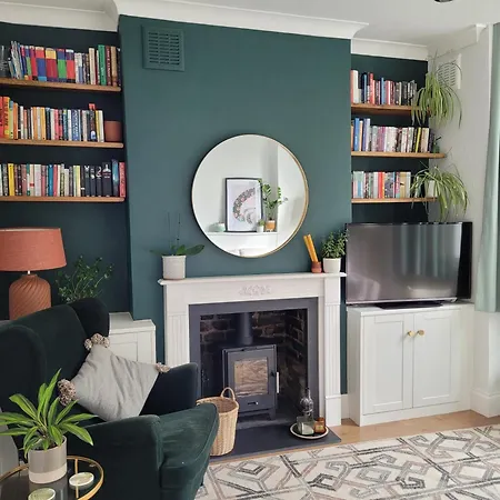 Lovely 1 Bed Flat With Private Garden And Easy Access To Central London